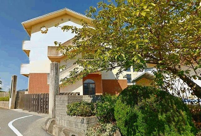 近くの園部小学校まで1,100m(徒歩14分)