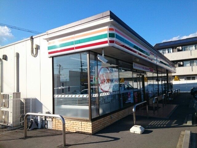 近くのセブンイレブン日高町行人店まで350m(徒歩5分)