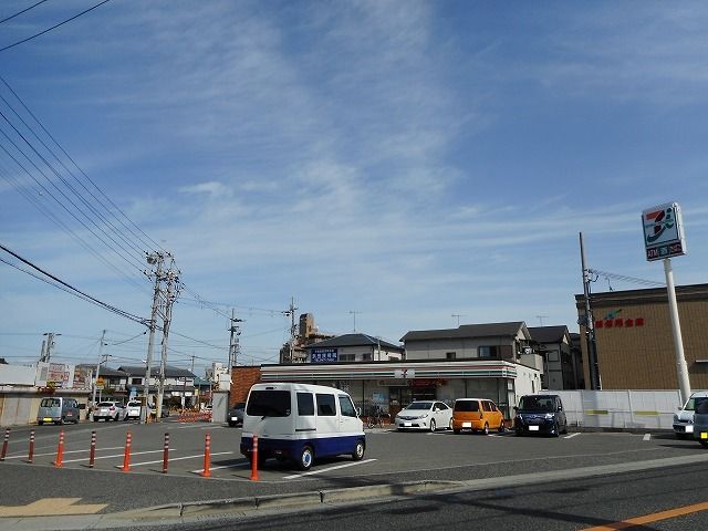 近くのセブンイレブン江井ヶ島駅前店まで700m(徒歩9分)