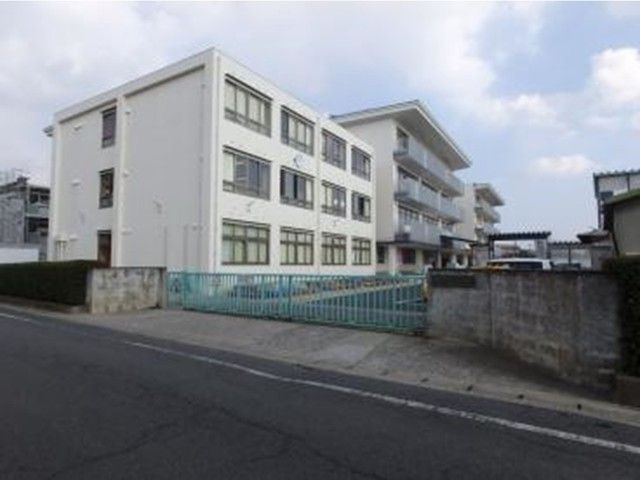 近くの老松小学校まで750m（徒歩10分）