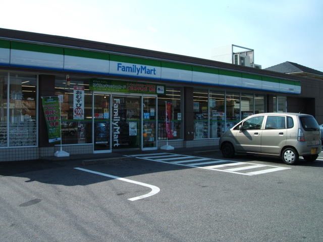 近くのコンビニまで700m（徒歩9分）