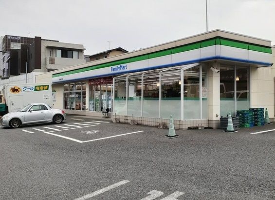 近くのファミリーマート龍田町弓削店まで450m（徒歩6分）