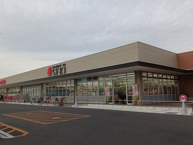 近くのドラッグストアセキ久喜吉羽店まで950m（徒歩12分）