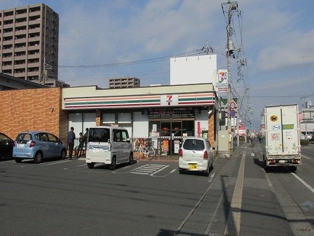 近くのコンビニまで550m（徒歩7分）