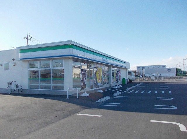 近くのファミリーマートさくら卯の里店まで710m（徒歩9分）