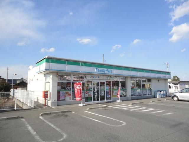 近くのファミリーマートさくら卯の里店まで710m（徒歩9分）