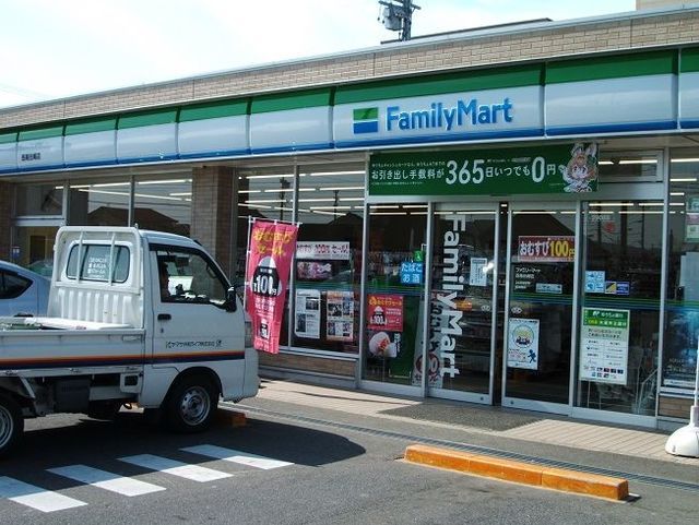 近くのファミリーマート西尾住崎町店まで400m（徒歩5分）