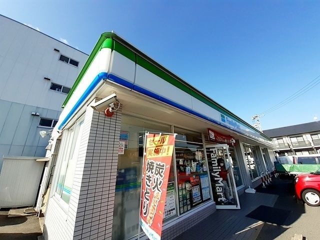 近くのファミリーマート春日井西本町店まで600m（徒歩8分）