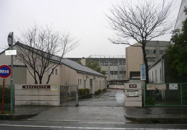 近くの吉浜小学校まで600m(徒歩8分)