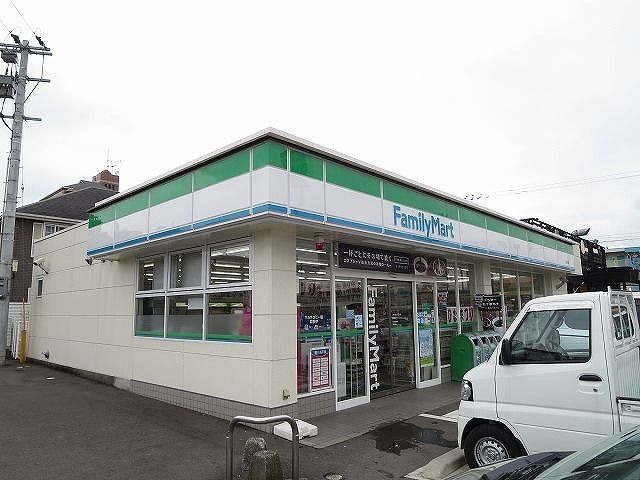 近くのファミリーマートまで210m（徒歩3分）