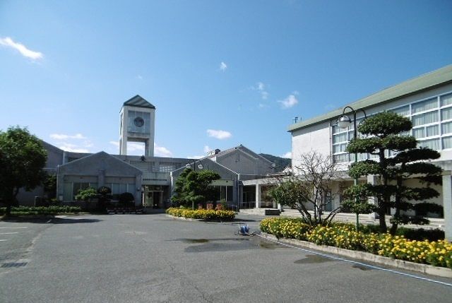 近くの高美が丘中学校まで1,400m(徒歩18分)