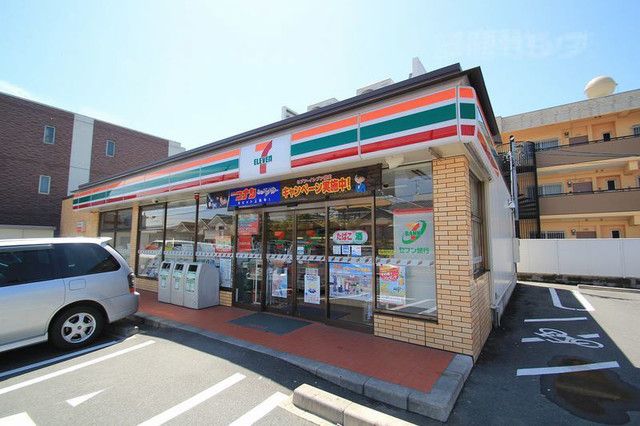 近くのコンビニまで300m（徒歩4分）