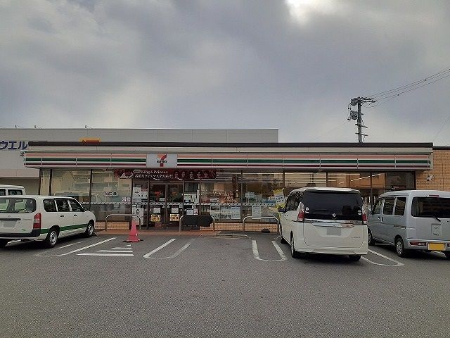 近くのコンビニまで260m（徒歩4分）