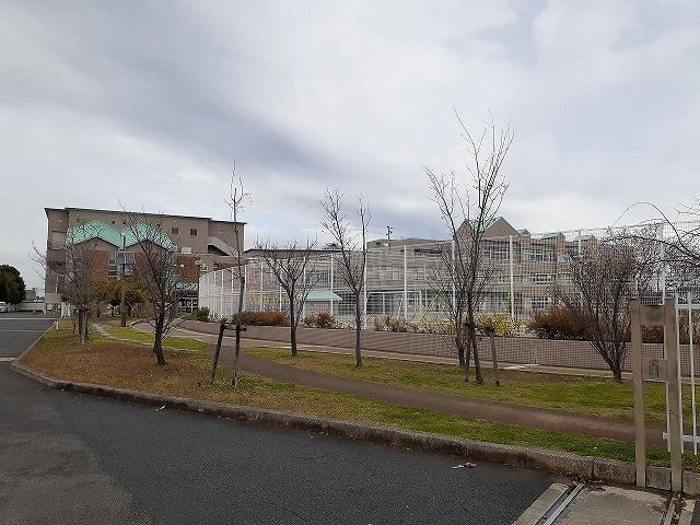 近くの小学校まで590m（徒歩8分）