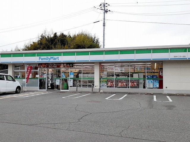 近くのファミリーマート玉津インター北まで850m(徒歩11分)