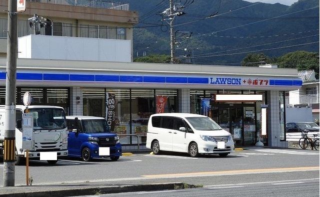 近くのローソン三筋店まで1,100m（徒歩14分）