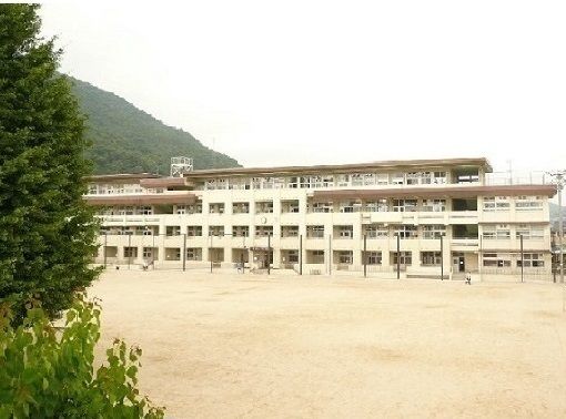 近くの八木小学校まで850m(徒歩11分)