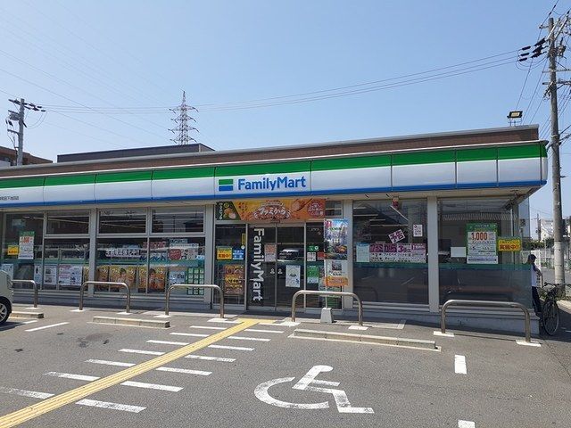 近くのファミリーマート様まで260m（徒歩4分）