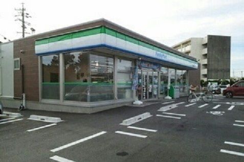 近くのファミリーマートまで550m（徒歩7分）