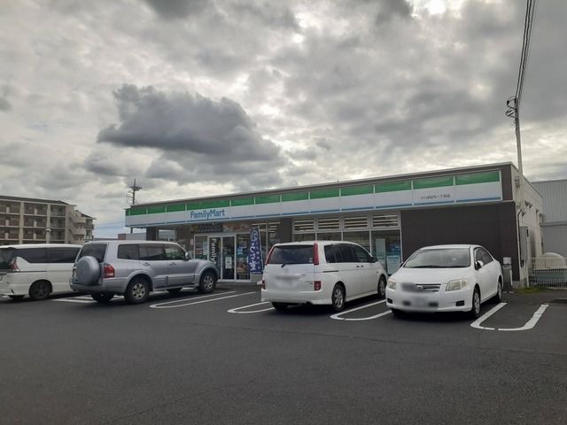近くのファミリーマートまで300m(徒歩4分)