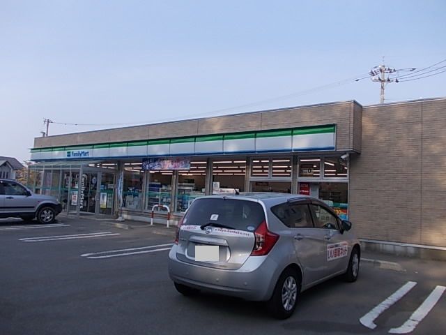 近くのファミリーマート金沢土清水町店まで216m（徒歩3分）