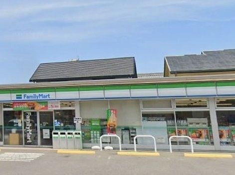 近くのファミリーマート半城土西店まで350m(徒歩5分)