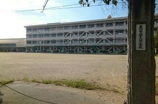 近くの牛久保小学校まで582m(徒歩8分)