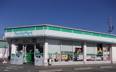 近くのファミリーマートまで744m(徒歩10分)