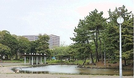 近くの真砂中央公園まで1,300m（徒歩17分）