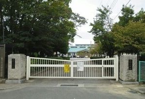 近くの三村小学校まで800m（徒歩10分）
