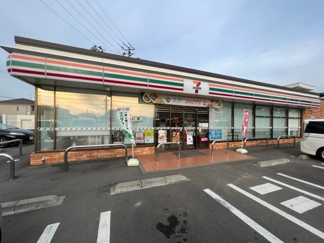近くのセブンイレブン名取大橋店まで500m（徒歩7分）