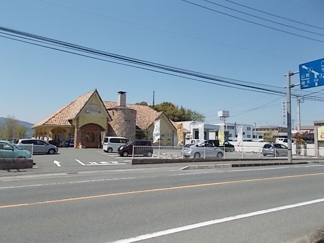 近くの飲食店まで1,600m（徒歩20分）