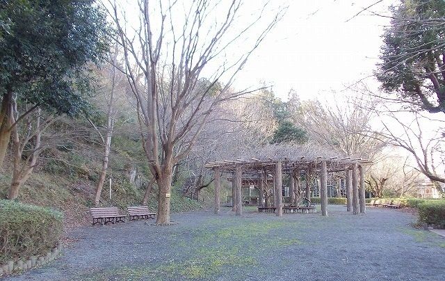 近くの本城山公園まで1,000m（徒歩13分）