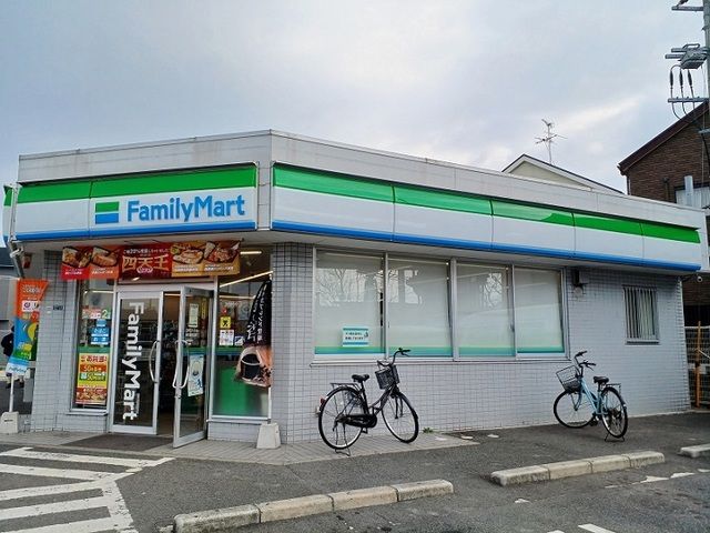 近くのファミリーマート様まで350m（徒歩5分）