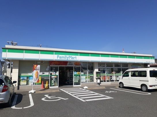 近くのファミリーマート岡山今七丁目店まで350m（徒歩5分）