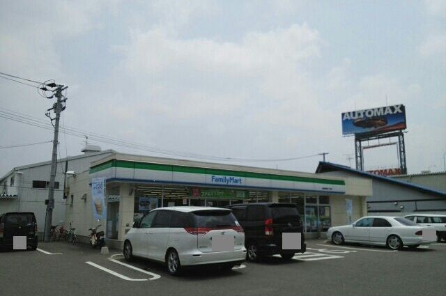 近くのファミリーマートまで240m(徒歩3分)