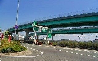 近くの都市高速金隈出入口まで2,400m（徒歩30分）