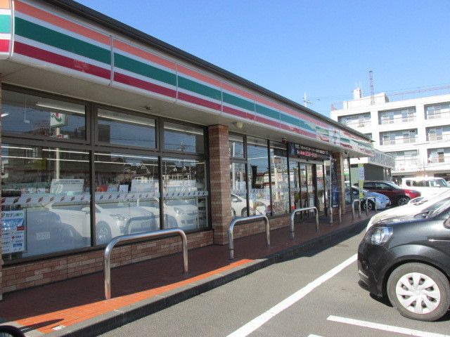 近くのセブンイレブン宇都宮中戸祭店まで500m（徒歩7分）