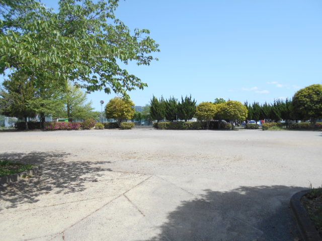 近くの島中央公園まで500m(徒歩7分)