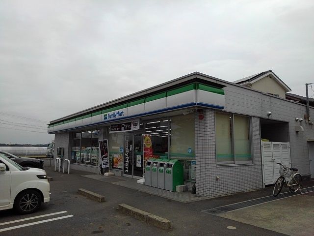 近くのファミリーマート鈴鹿岡田店まで240m（徒歩3分）