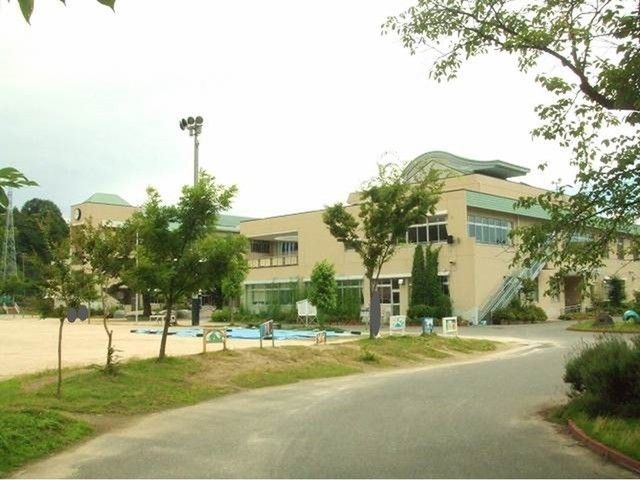 近くの琴浦東小学校まで600m（徒歩8分）