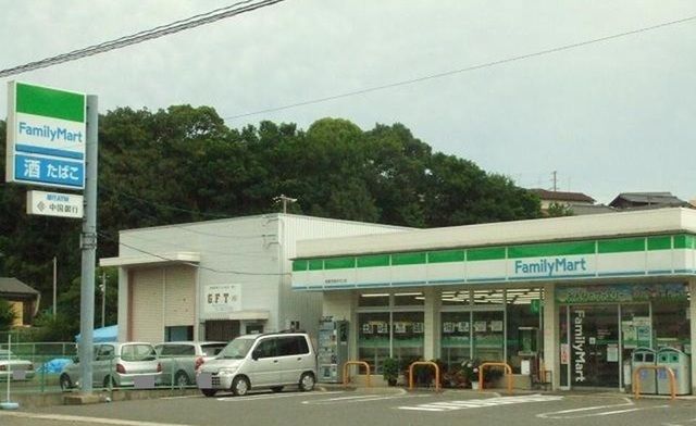 近くのファミリーマート児島田の口店まで220m（徒歩3分）