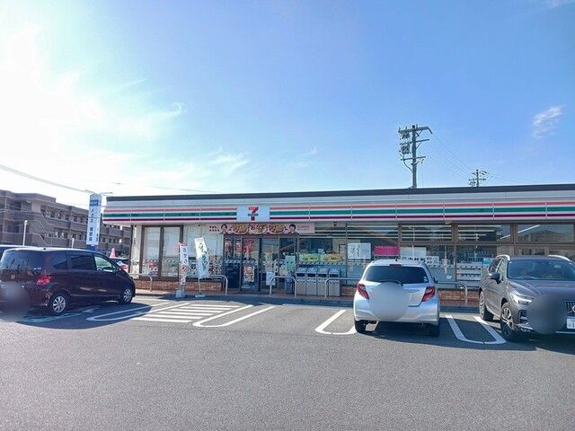 近くのセブンイレブン岡田１丁目店まで210m（徒歩3分）