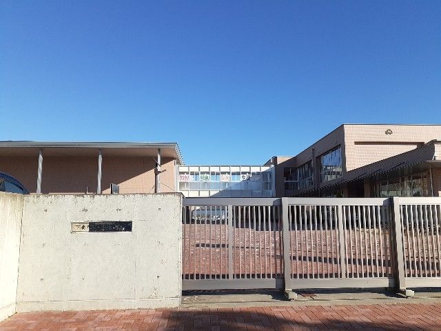 近くの下妻市立東部中学校まで1,200m（徒歩15分）