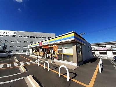 近くのコンビニまで800m（徒歩10分）