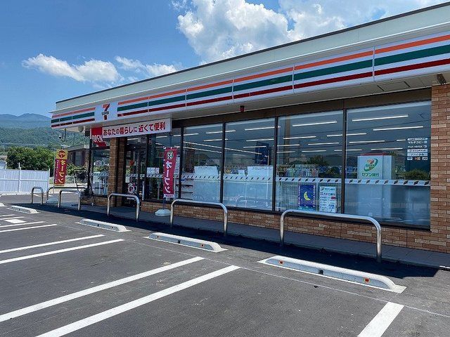 近くのコンビニまで900m（徒歩12分）