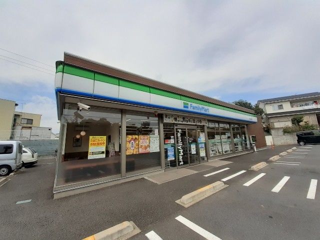 近くのコンビニまで300m（徒歩4分）