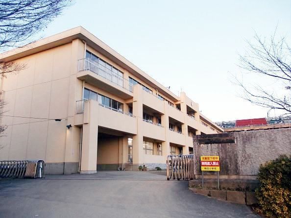 近くの岡田小学校まで1,300m（徒歩17分）