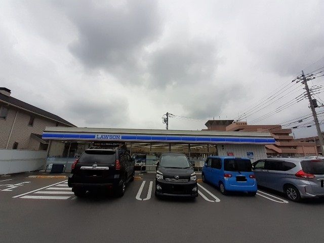 近くのローソン前橋上新田町店まで750m（徒歩10分）