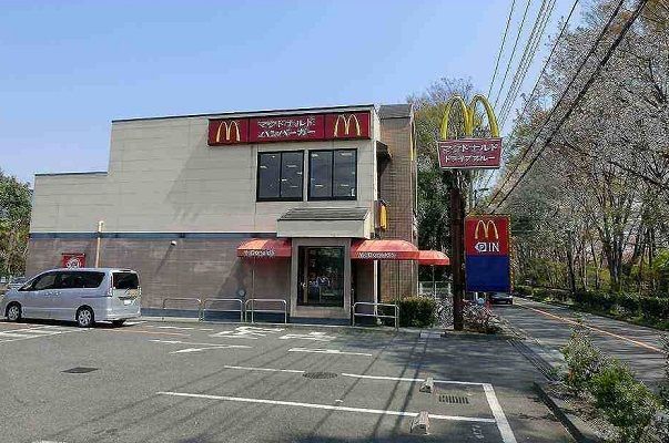 近くの飲食店まで300m（徒歩4分）